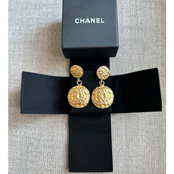 Vintage CHANEL Hammered Gold-Tone CC Logo Clip-On Statement Earrings 1980s/90s - Picture 3 of 4